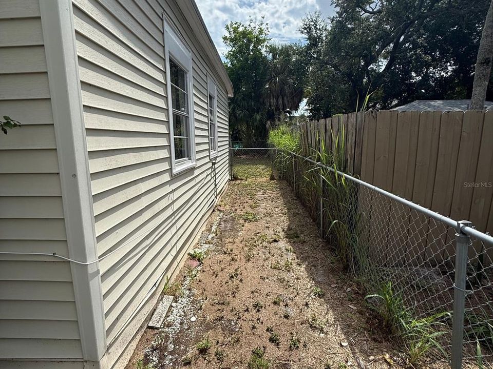 For Sale: $399,000 (2 beds, 1 baths, 925 Square Feet)