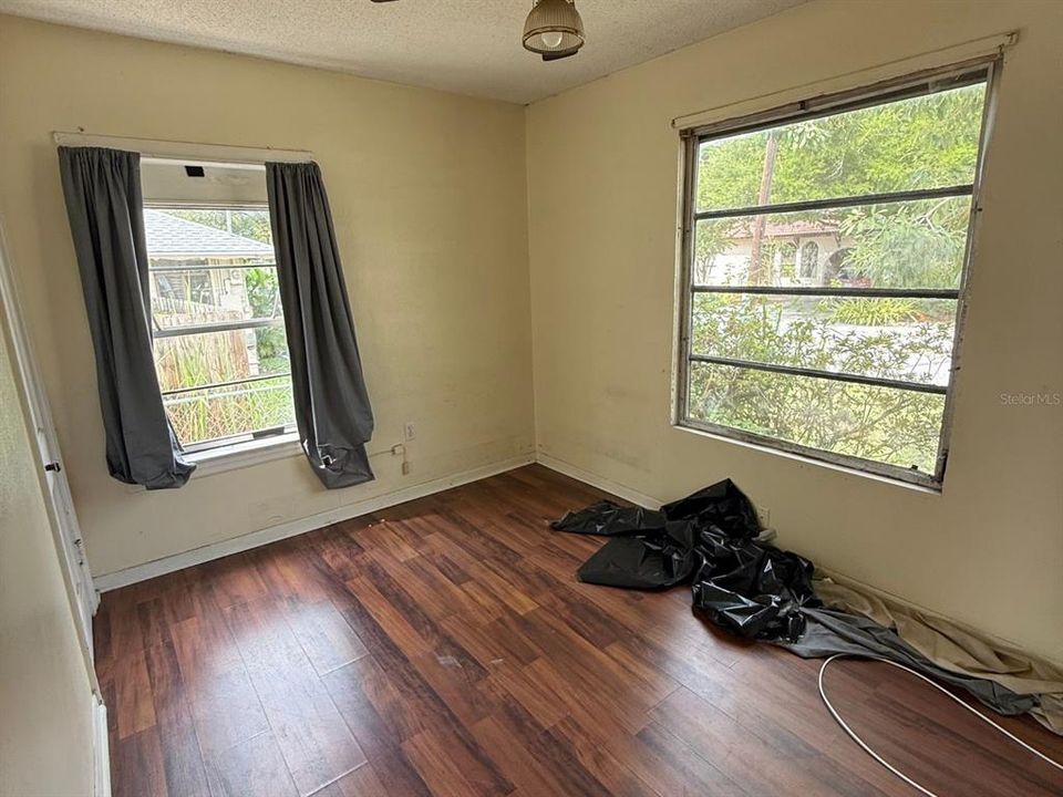 For Sale: $399,000 (2 beds, 1 baths, 925 Square Feet)