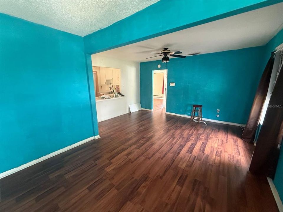 For Sale: $399,000 (2 beds, 1 baths, 925 Square Feet)