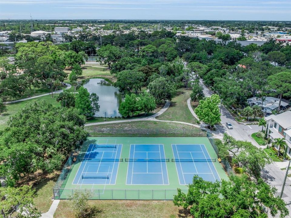 For Sale: $399,000 (2 beds, 1 baths, 925 Square Feet)