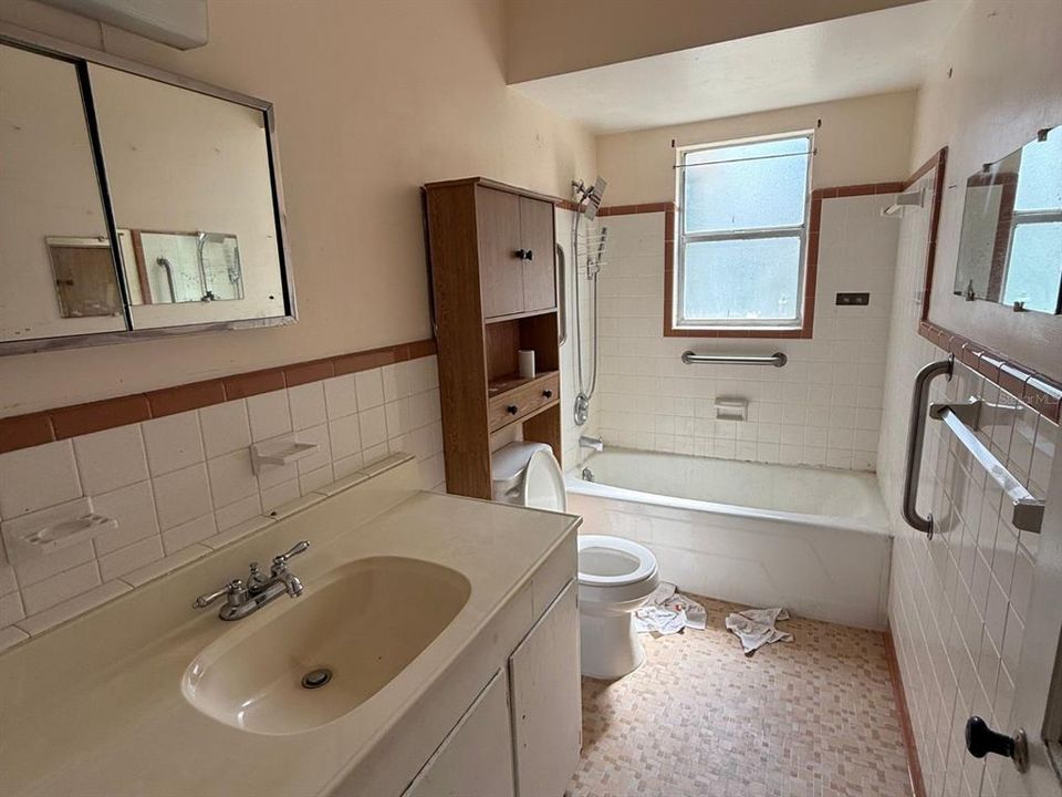 For Sale: $399,000 (2 beds, 1 baths, 925 Square Feet)
