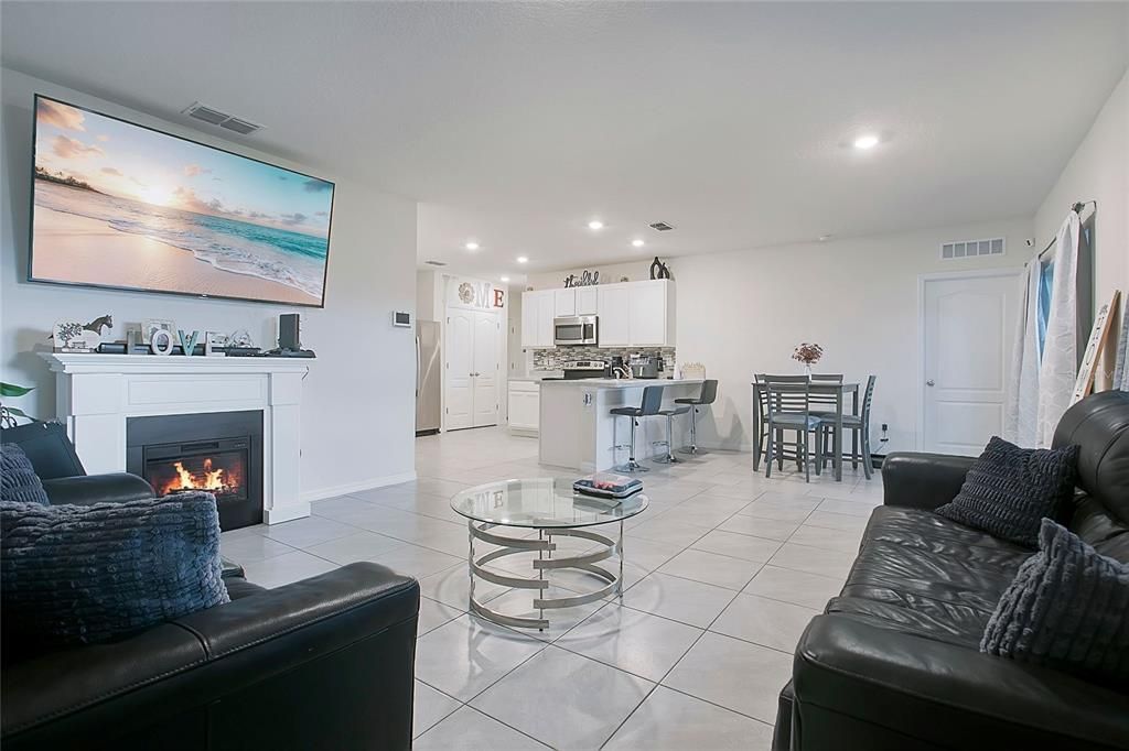 For Rent: $2,150 (3 beds, 2 baths, 1412 Square Feet)