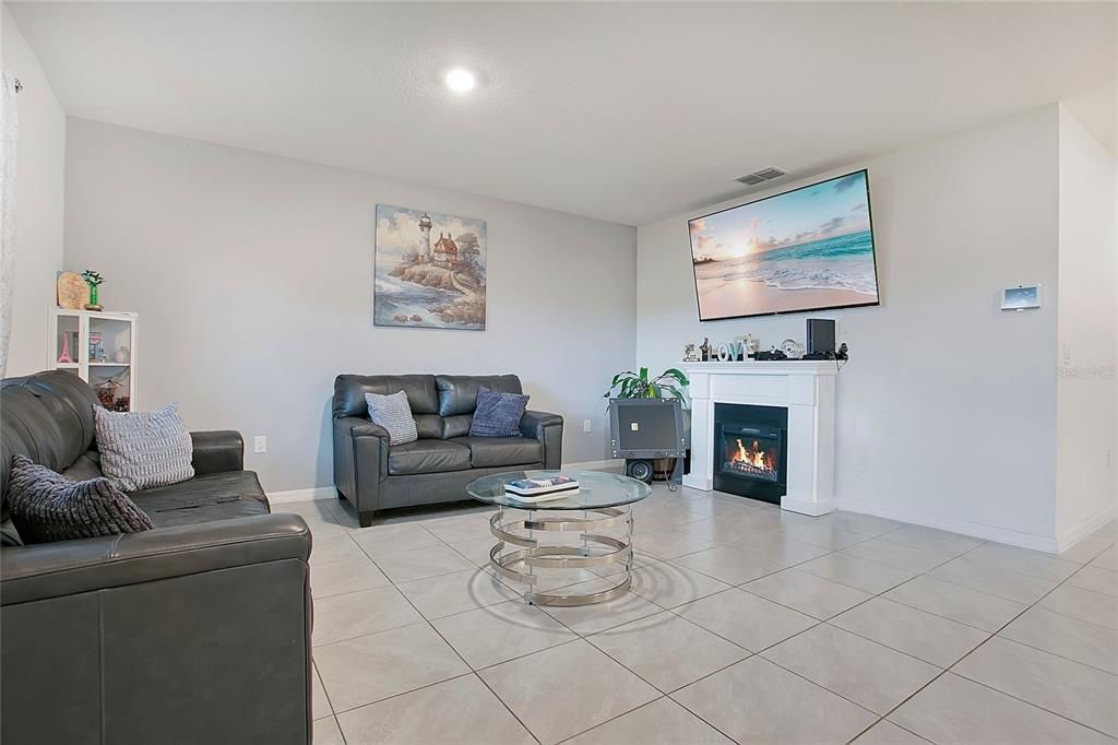 For Rent: $2,150 (3 beds, 2 baths, 1412 Square Feet)