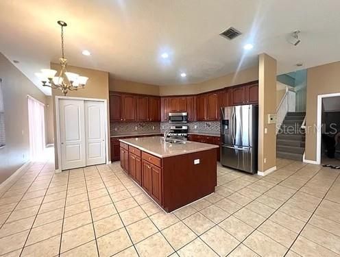 En Renta: $3,400 (5 camas, 3 baños, 3600 Pies cuadrados)