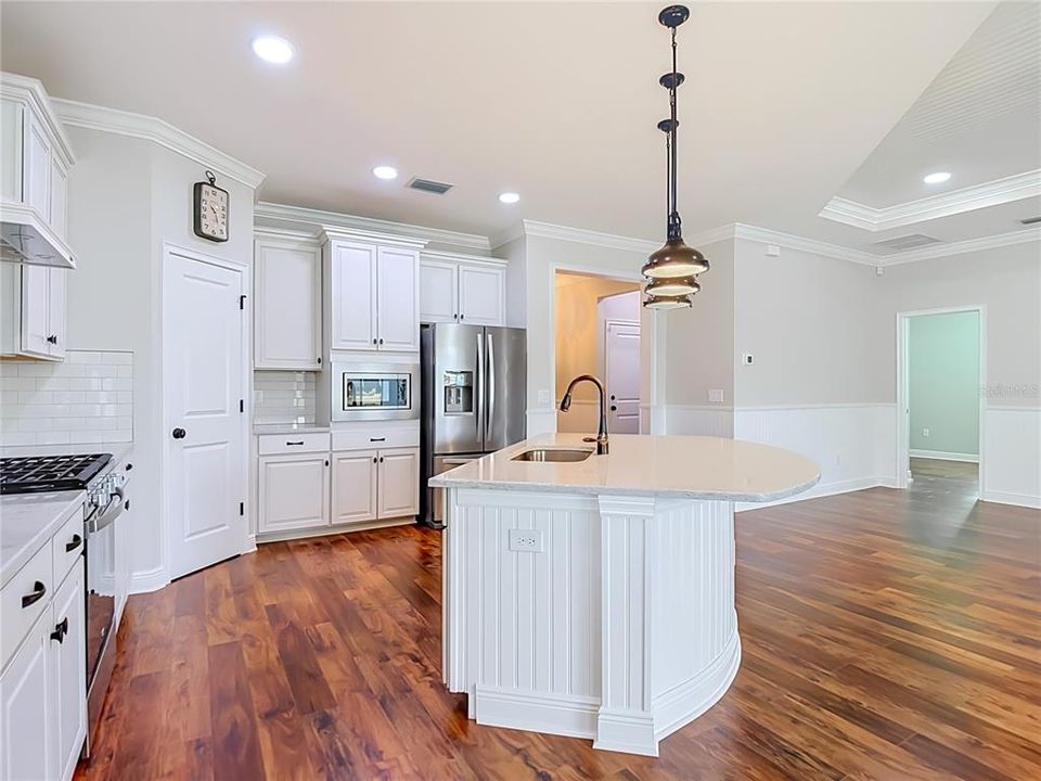 For Sale: $349,500 (2 beds, 2 baths, 1686 Square Feet)