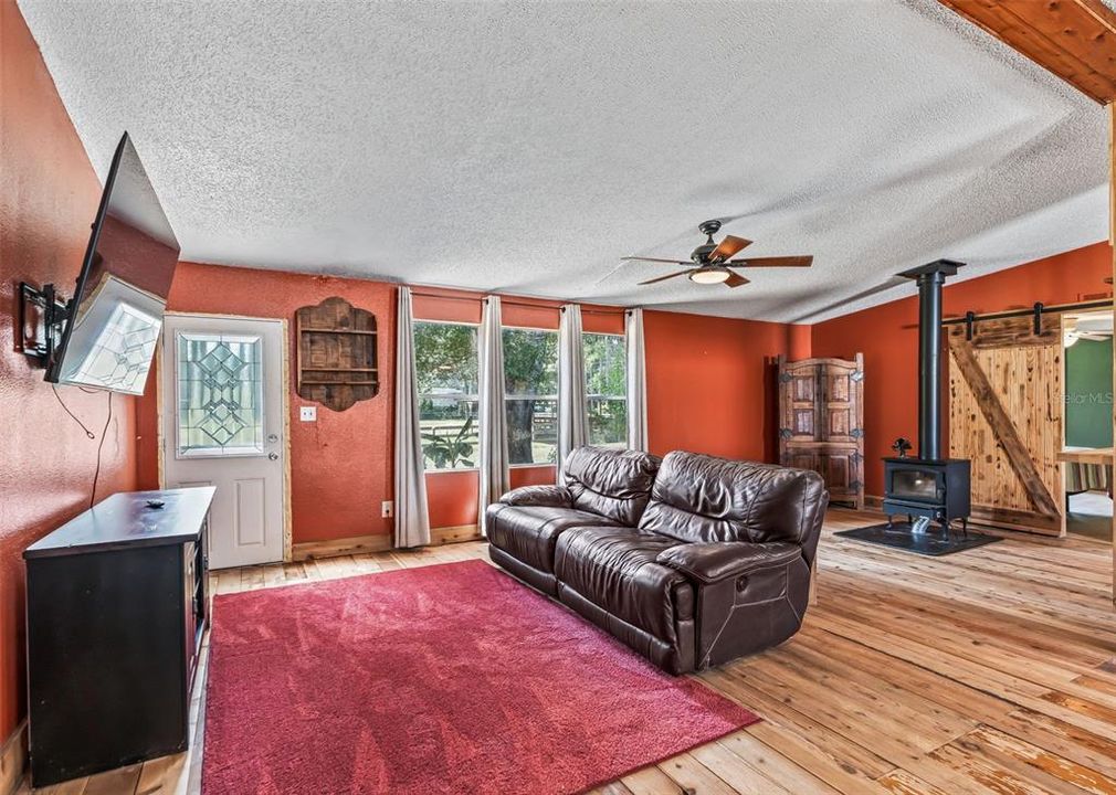 For Sale: $325,000 (2 beds, 2 baths, 1974 Square Feet)