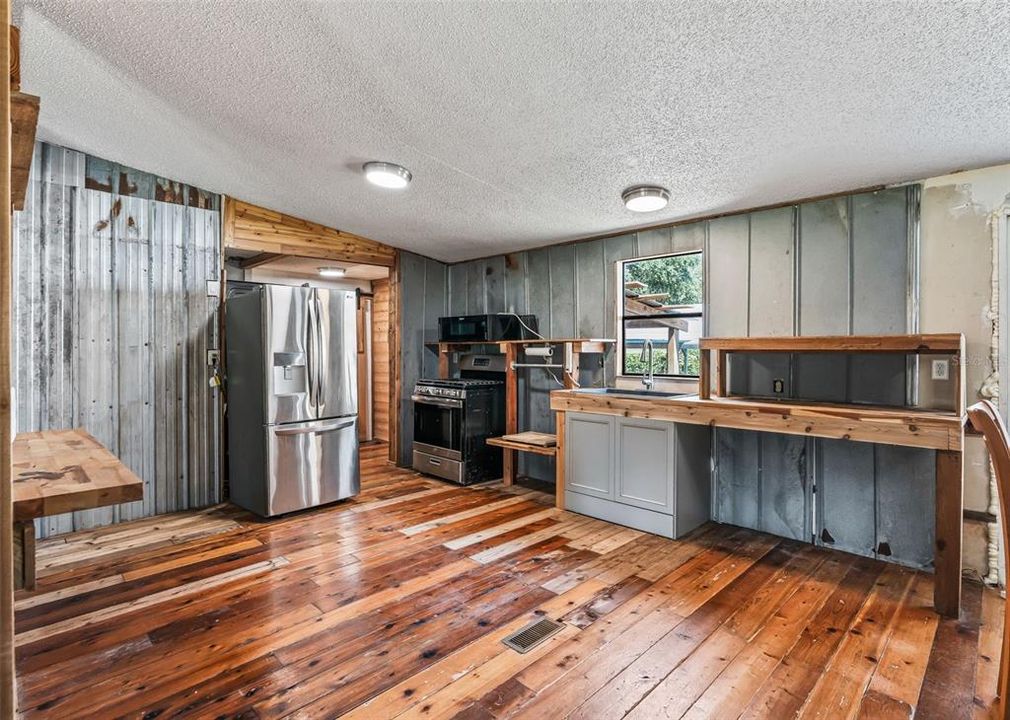 For Sale: $325,000 (2 beds, 2 baths, 1974 Square Feet)
