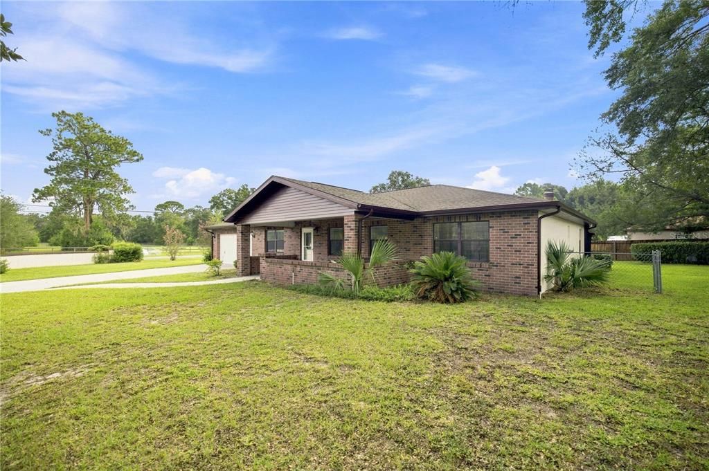 For Sale: $299,999 (3 beds, 3 baths, 2076 Square Feet)