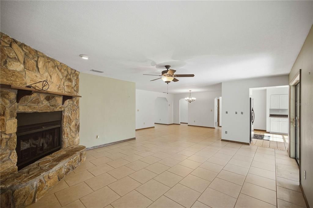 For Sale: $299,999 (3 beds, 3 baths, 2076 Square Feet)