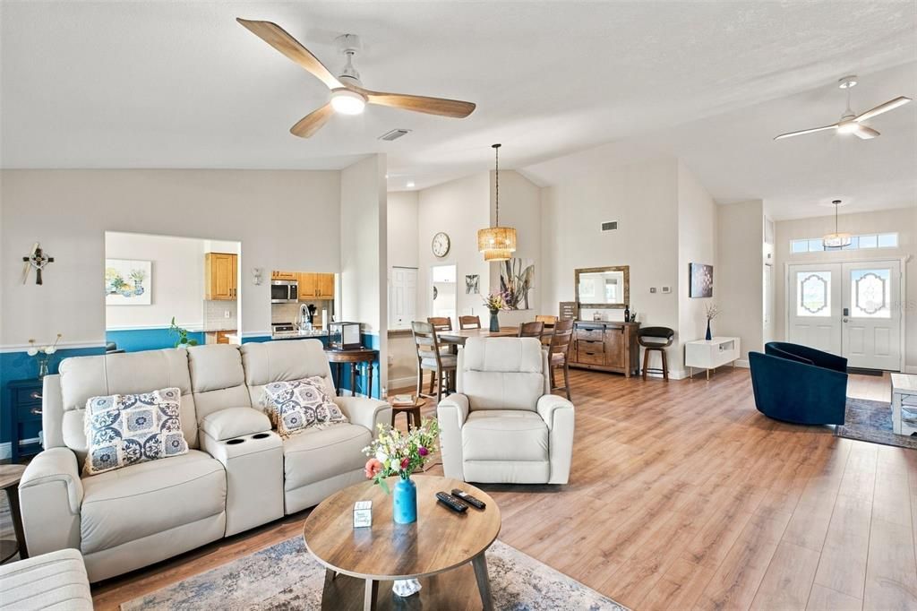 For Sale: $450,000 (2 beds, 2 baths, 1903 Square Feet)
