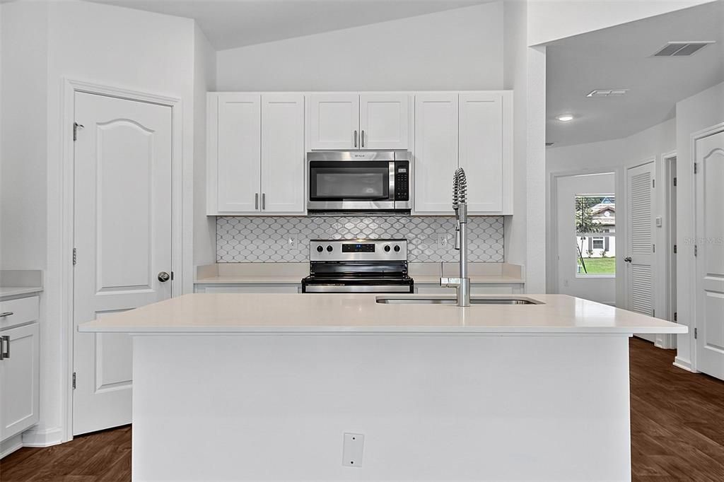 For Sale: $290,000 (3 beds, 2 baths, 1198 Square Feet)