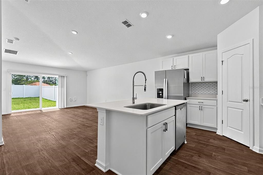 For Sale: $290,000 (3 beds, 2 baths, 1198 Square Feet)