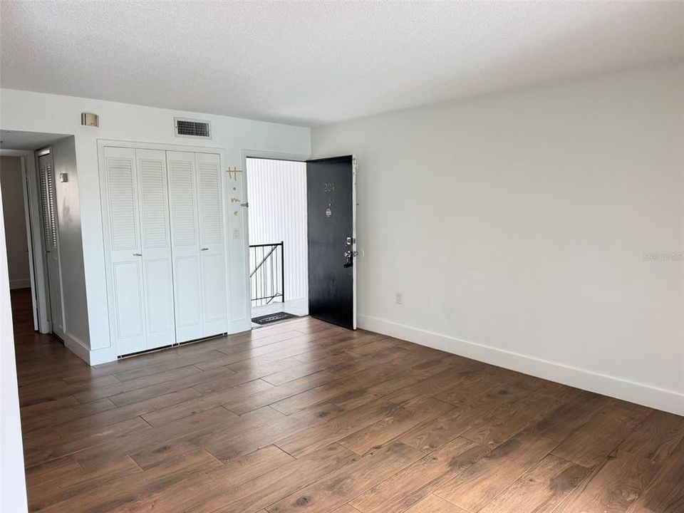 For Rent: $1,400 (1 beds, 1 baths, 728 Square Feet)