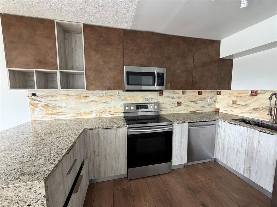 For Rent: $1,400 (1 beds, 1 baths, 728 Square Feet)
