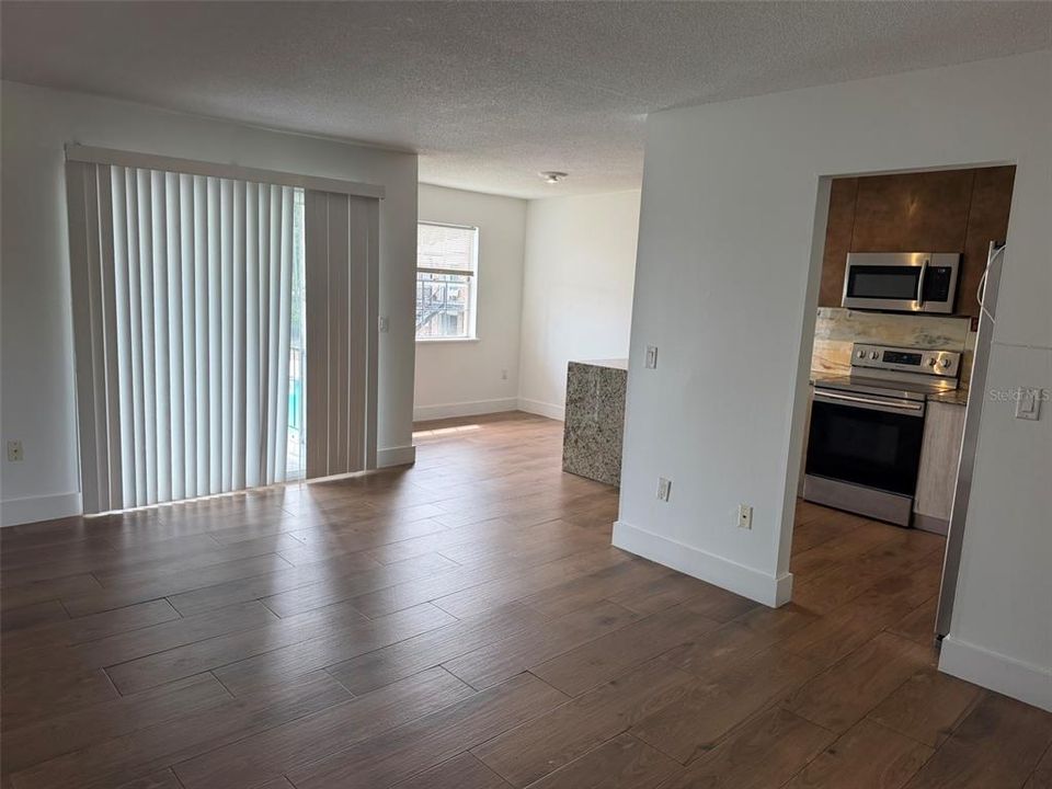 For Rent: $1,400 (1 beds, 1 baths, 728 Square Feet)