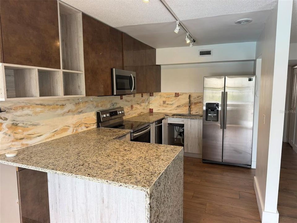 For Rent: $1,400 (1 beds, 1 baths, 728 Square Feet)