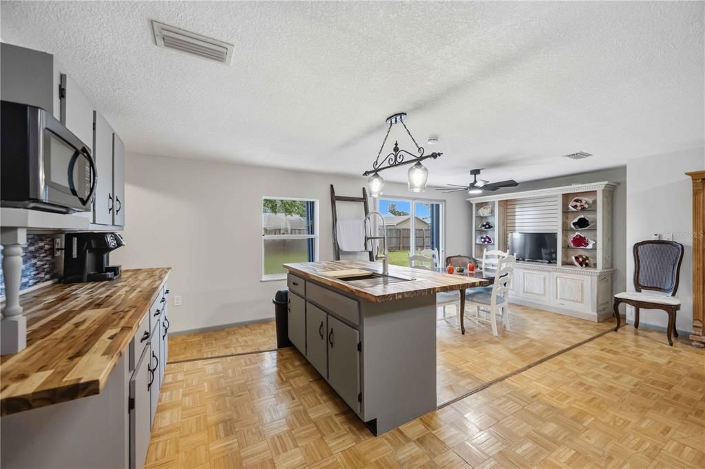 На продажу: $245,000 (2 спален, 2 ванн, 1228 Квадратных фут)