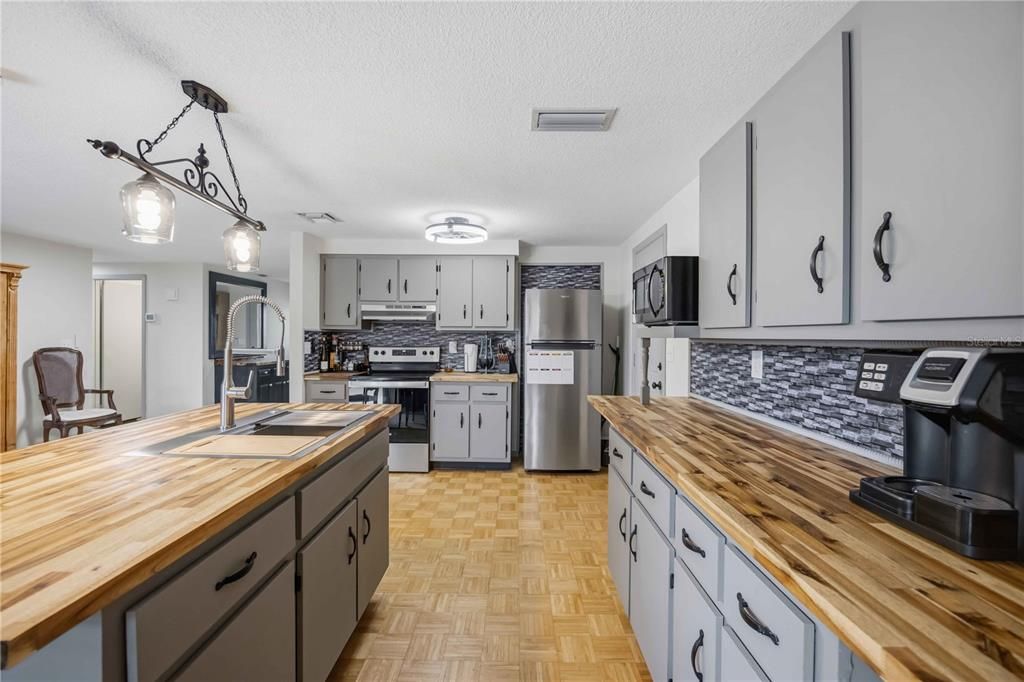 На продажу: $245,000 (2 спален, 2 ванн, 1228 Квадратных фут)