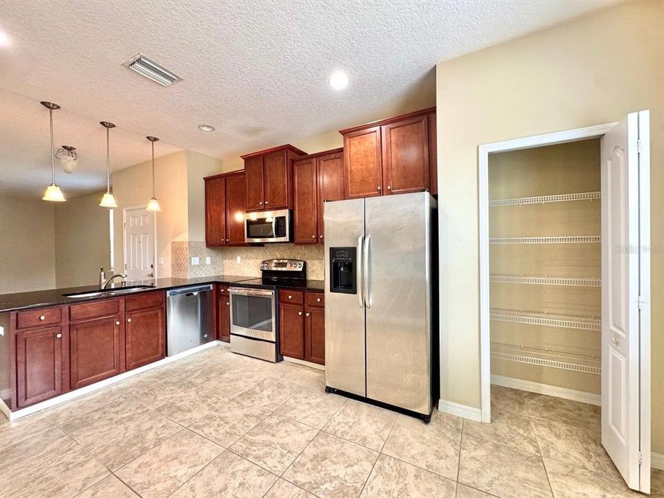 For Rent: $2,100 (3 beds, 2 baths, 1644 Square Feet)