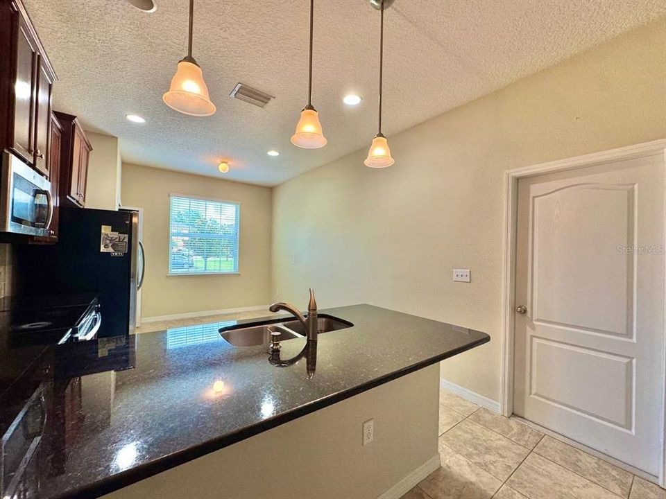 For Rent: $2,100 (3 beds, 2 baths, 1644 Square Feet)