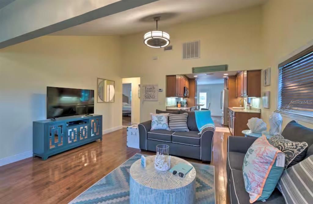 For Rent: $3,150 (3 beds, 3 baths, 2100 Square Feet)