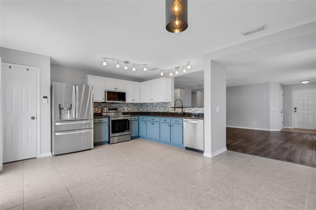 For Sale: $330,000 (3 beds, 2 baths, 1695 Square Feet)