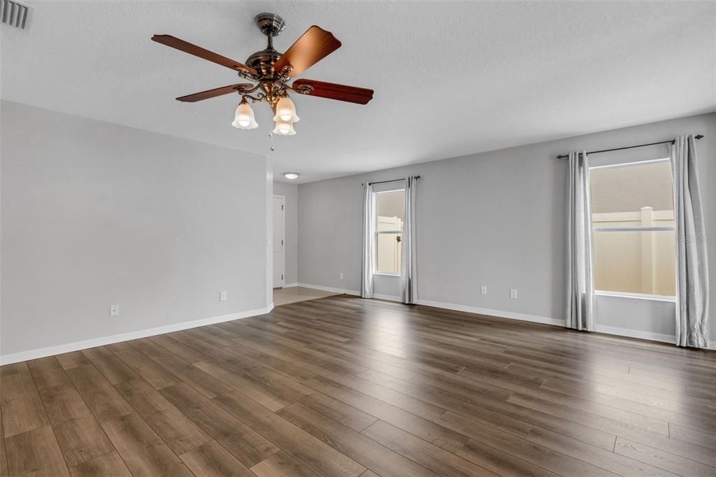 For Sale: $330,000 (3 beds, 2 baths, 1695 Square Feet)