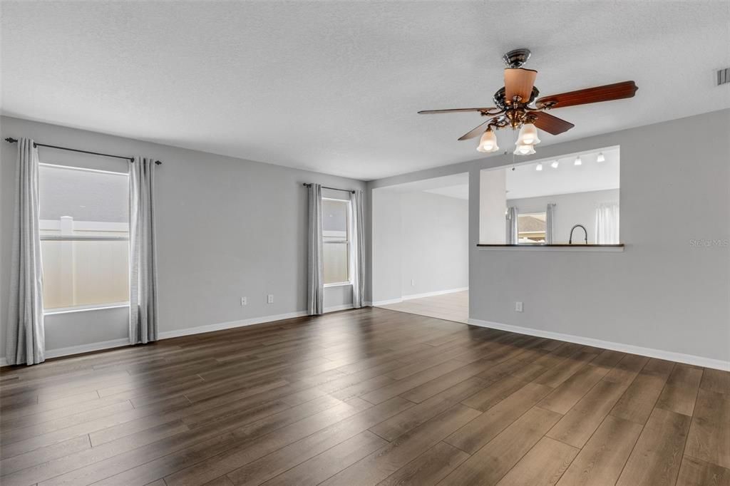 For Sale: $330,000 (3 beds, 2 baths, 1695 Square Feet)