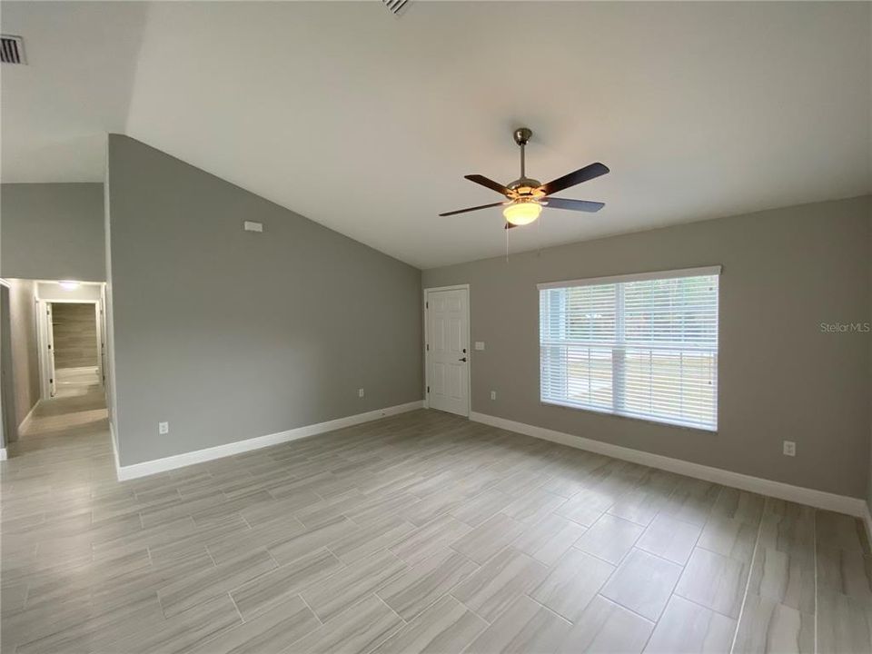 В аренду: $1,795 (4 спален, 2 ванн, 1477 Квадратных фут)