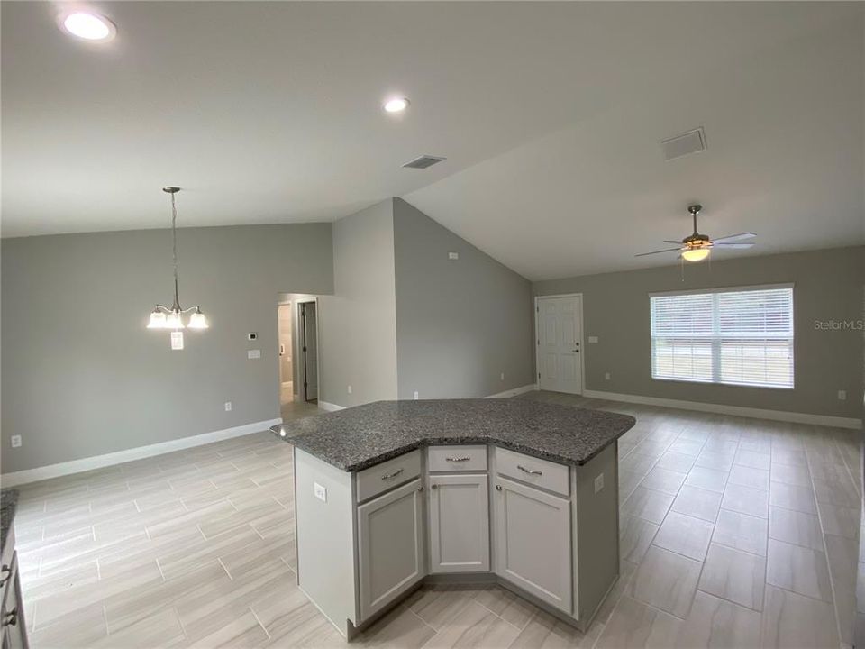 В аренду: $1,795 (4 спален, 2 ванн, 1477 Квадратных фут)