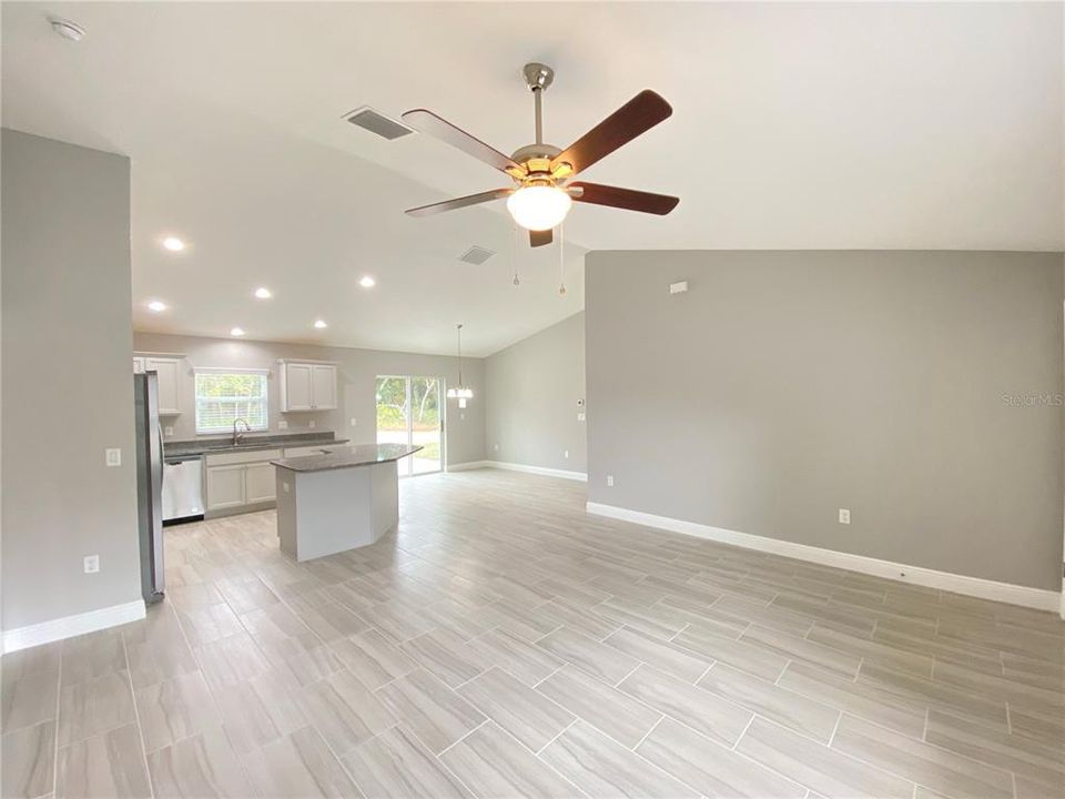 В аренду: $1,795 (4 спален, 2 ванн, 1477 Квадратных фут)