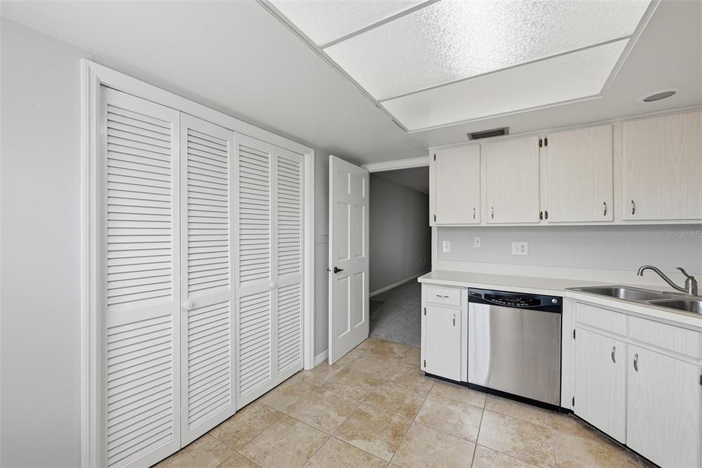 В аренду: $1,850 (2 спален, 2 ванн, 1031 Квадратных фут)