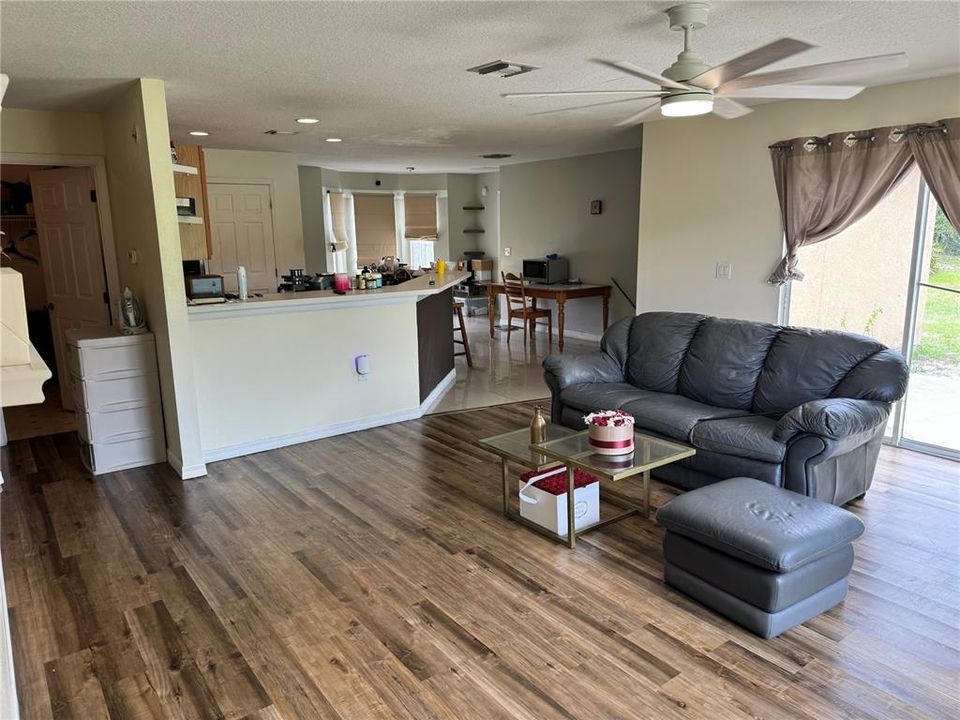 For Sale: $195,000 (3 beds, 2 baths, 1377 Square Feet)