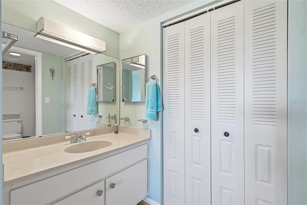 For Sale: $134,000 (2 beds, 2 baths, 940 Square Feet)
