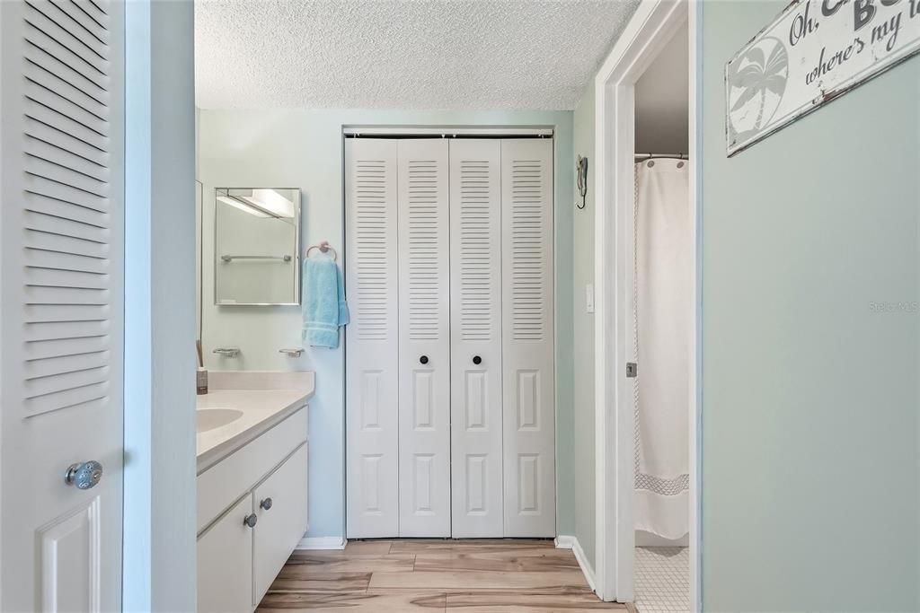 For Sale: $134,000 (2 beds, 2 baths, 940 Square Feet)