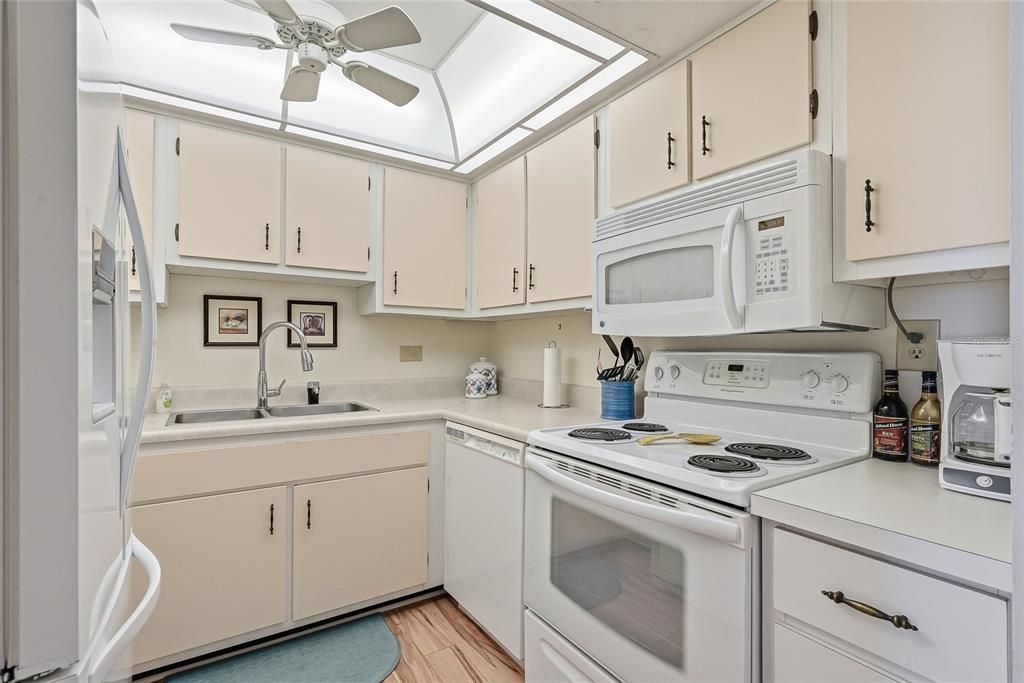 For Sale: $134,000 (2 beds, 2 baths, 940 Square Feet)