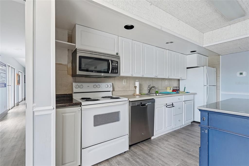 For Sale: $134,000 (2 beds, 2 baths, 940 Square Feet)