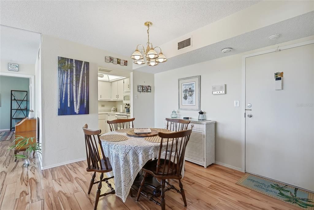 For Sale: $134,000 (2 beds, 2 baths, 940 Square Feet)