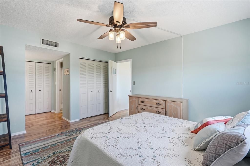 For Sale: $134,000 (2 beds, 2 baths, 940 Square Feet)