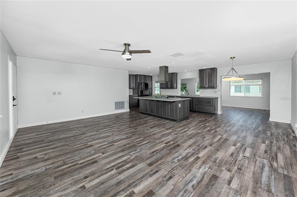En Venta: $369,999 (2 camas, 2 baños, 1649 Pies cuadrados)