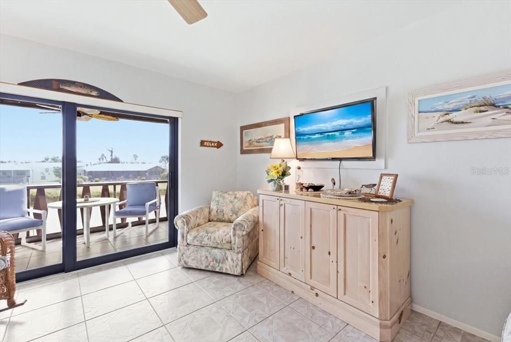For Sale: $120,000 (1 beds, 1 baths, 780 Square Feet)