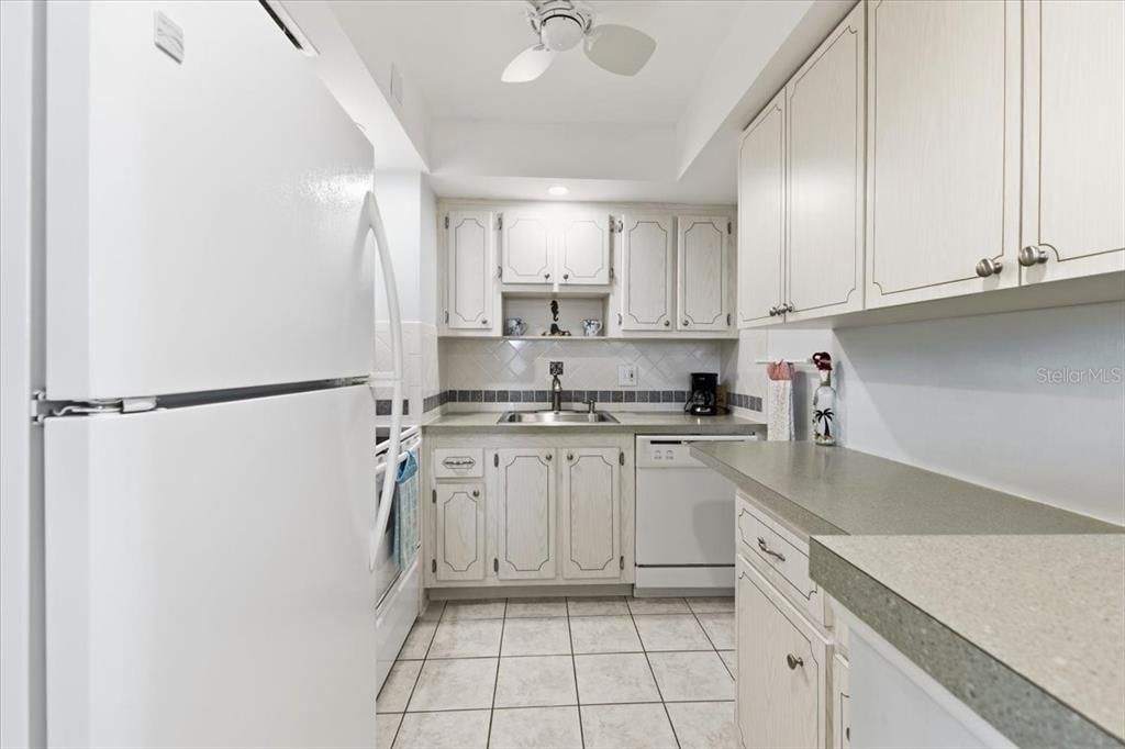 For Sale: $120,000 (1 beds, 1 baths, 780 Square Feet)