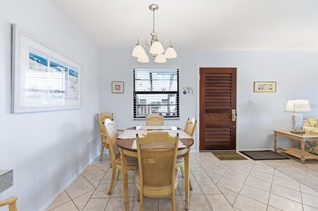 For Sale: $120,000 (1 beds, 1 baths, 780 Square Feet)