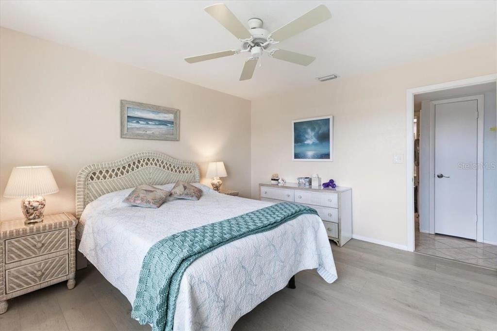 For Sale: $120,000 (1 beds, 1 baths, 780 Square Feet)