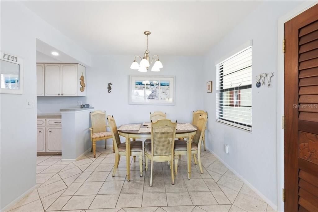 For Sale: $120,000 (1 beds, 1 baths, 780 Square Feet)