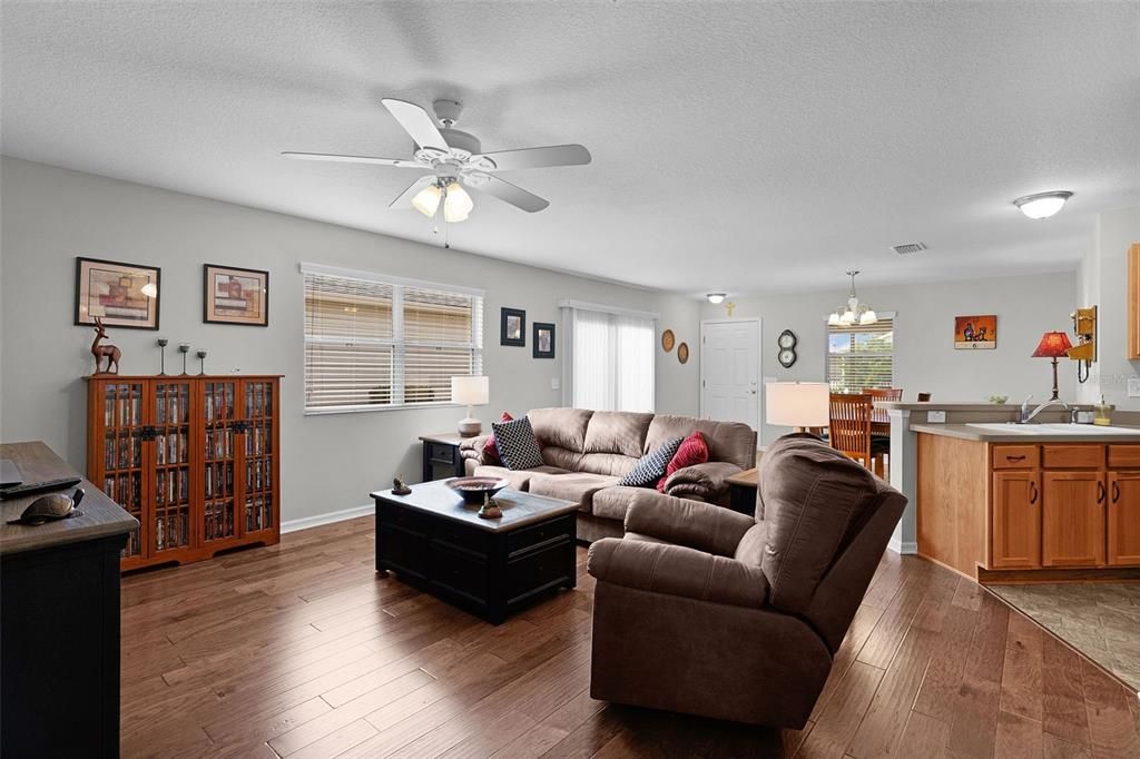 For Sale: $306,900 (2 beds, 2 baths, 1188 Square Feet)