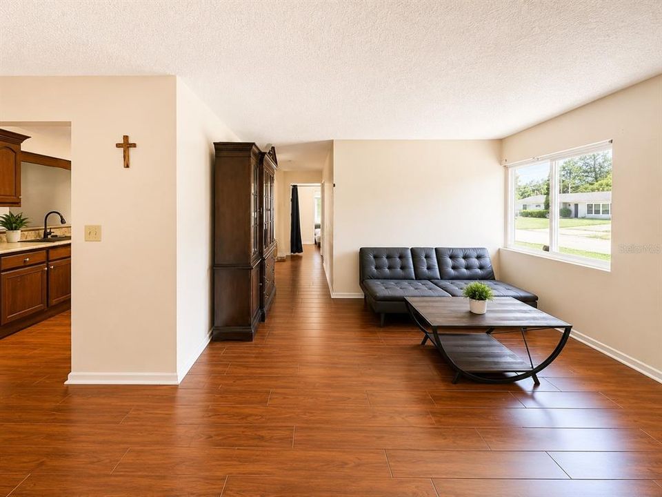 En Venta: $549,000 (4 camas, 1 baños, 1319 Pies cuadrados)