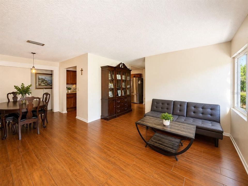 En Venta: $549,000 (4 camas, 1 baños, 1319 Pies cuadrados)