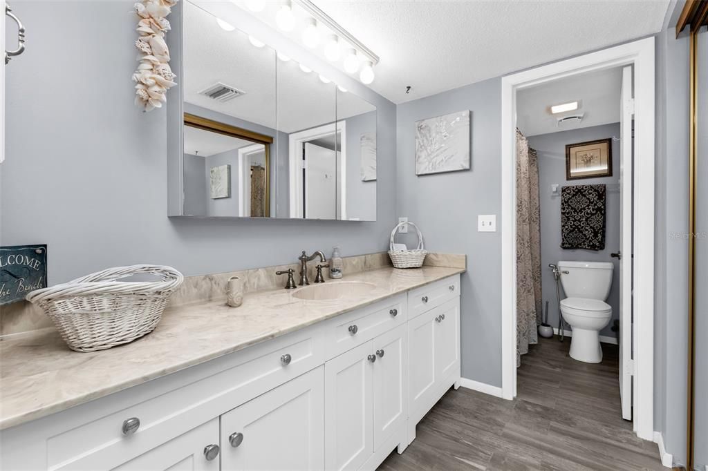 For Sale: $225,000 (2 beds, 2 baths, 966 Square Feet)