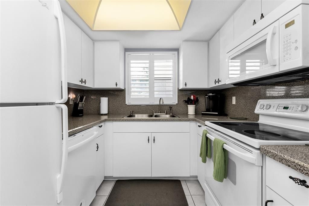 For Sale: $225,000 (2 beds, 2 baths, 966 Square Feet)